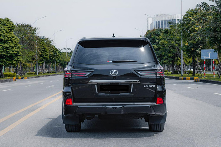 Cuối cùng là việc lưới tản nhiệt xe được sơn đen nhưng viền bên hông lại hoàn thành màu vàng crôm. Điểm thay đổi còn có hệ thống đèn pha và đèn sương mù được sơn đen, đèn hậu với bóng LED mới và la-zăng 10 chấu có kích thước 21 inch cũng được hoàn thiện màu tối.