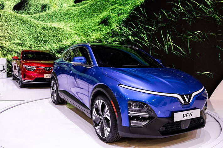 Trong 3 mẫu ôtô điện hoàn toàn mới được VinFast vén màn tại triển lãm CES 2022 diễn ra vào sáng nay (6/1/2022), VF5 và VF6 chính là 2 sản phậm nhận được nhiều sự quan tâm nhất do thuộc phân khúc A và B, hứa hẹn sẽ có giá bán dễ tiếp cận khi mở bán tại Việt Nam. Trong đó, chúng ta sẽ cùng tìm hiểu về VinFast VF6 hoàn toàn mới.