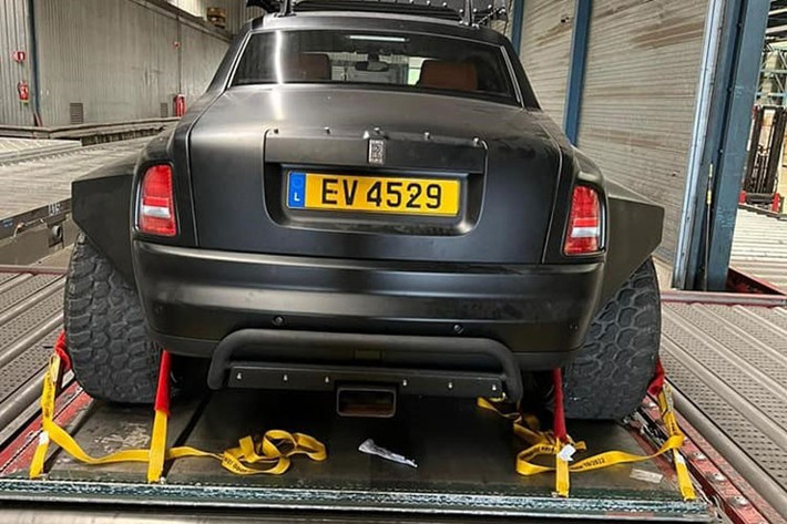 Tiến vào bên trong khoang lái, chiếc Rolls-Royce Phantom 6x6 được làm mới một số chi tiết ở phần da với các chất liệu như da cá sấu và da rắn để bọc lại cho toàn bộ nội thất của xe trông như mới, còn lại, đều giữ nguyên so với xe "zin".