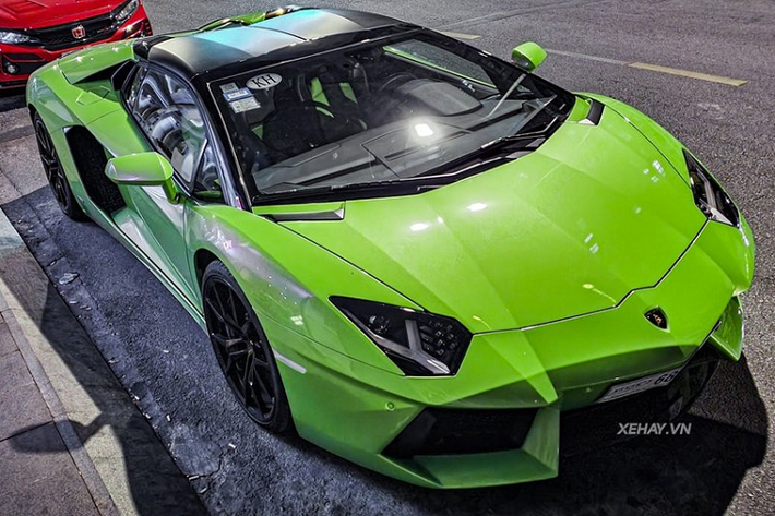 Bên cạnh màu sơn ấn tượng, Lamborghini Aventador LP700-4 Roaster mới vừa về nước còn được trang bị bộ mâm đa chấu kép sơn đen thể thao, đi kèm cùm phanh cũng sơn đen.