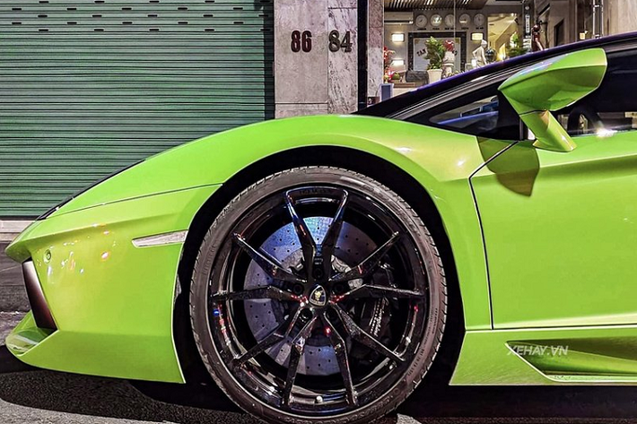 Điểm khác biệt lớn nhất giữa bản siêu xe Lamborghini Aventador Roaster và bản Coupe, chính là việc bản Roadster sở hữu mui xe bằng carbon, nặng khoảng 5,9 kg và có thể được tháo lắp bằng tay, cất gọn ở phần cốp phía trước.