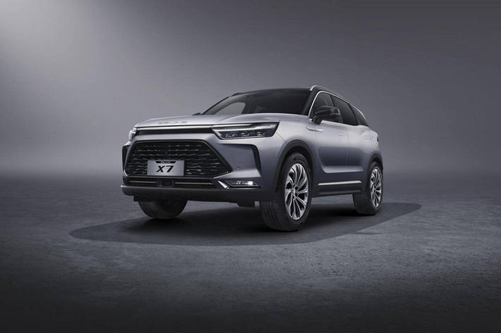 Một vài nguồn tin cho biết lô xe Beijing X7 2022 về Việt Nam vào khoảng tháng 4 tới sẽ được cập nhật nhẹ với mặt ca-lăng phong cách xe điện, trần xe sơn đen, bộ la-zăng Titanium đa chấu thể thao và chuyển sang sử dụng hệ điều hành HarmonyOS của Huawei.