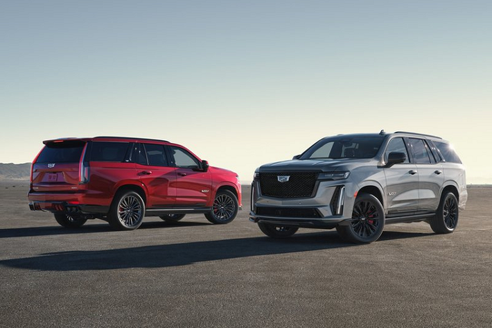 Ngoài ra, chiếc SUV Cadillac Escalade-V hiệu suất cao còn có huy hiệu V-Series trên cửa, cùng mâm xe trọng lượng nhẹ, hệ thống phanh hiệu suất cao với bộ kẹp phanh màu đỏ. Xe cũng được trang bị hệ thống ống xả thể thao bốn ống và cản sau sửa đổi với bộ khuếch tán mới.