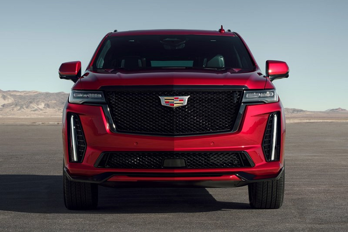 Về ngoại thất, mẫu xe SUV Cadillac Escalade-V sở hữu lưới tản nhiệt dạng lưới và nhiều điểm nhấn màu đen giống Escalade Sport và Sport Platinum, đồng thời có thêm cản trước thể thao tích hợp khe gió nổi bật. Hai bên là cửa hút khí hình tam giác tương tự trên CT4-V và CT5-V Blackwings.