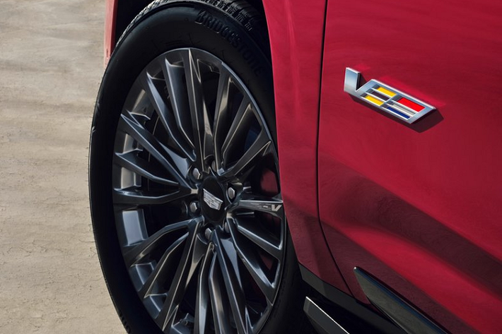 Về truyền động, Cadillac Escalade-V dự kiến sẽ dùng chung động cơ siêu nạp V8 6.2L tương tự như mẫu sedan CT5-V Blackwing.