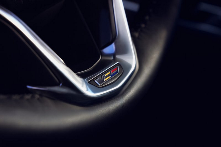 Tuy nhiên, chúng ta có thể đoán trước rằng Escalade-V 2023 sẽ có màn hình OLED cong quen thuộc gồm màn hình 7,2 inch hiển thị thông tin cho lái xe, cụm công cụ kỹ thuật số 14,2 inch và hệ thống thông tin giải trí 16,9 inch.