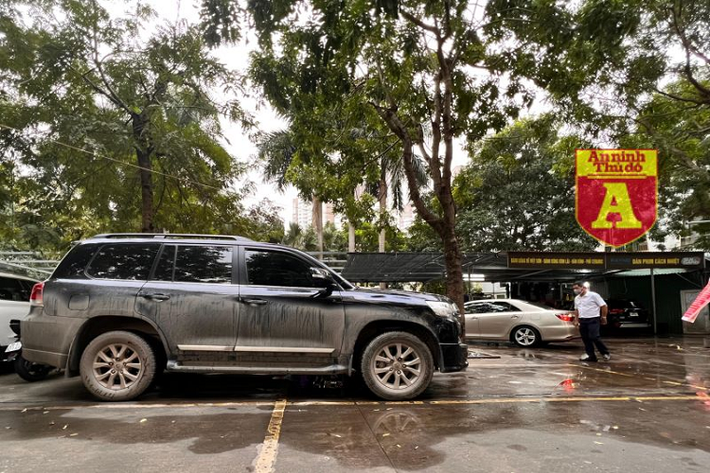 Ở miền Bắc, Tết nguyên đán với tiết trời mưa phùn chính là cơ hội làm ăn tốt của các điểm rửa xe, xe nào xe nấy "trông như trâu đầm vũng bùn"