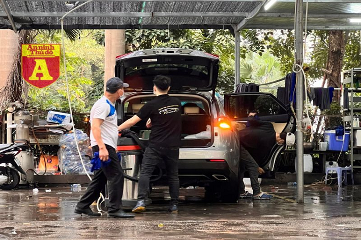 Không rõ tự bao giờ, việc tăng giá rửa xe ngày Tết đã trở thành điều "hiển nhiên". Đôi khi, mức giá này được giữ nguyên sau Tết nguyên đán, trở thành mặt bằng giá mới
