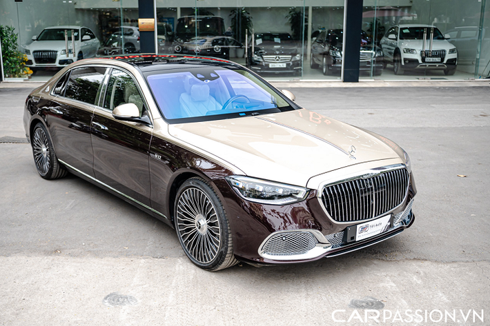 Về tổng thể, Mercedes-Maybach S-Class thế hệ mới có chiều dài cơ sở là 3396 mm, dài hơn phiên bản S-Class thông thường khoảng 18 cm, chiều dài tổng thể là 5469 mm. Chính với chiều dài thoải này mà mẫu xe sẽ mang lại trải nghiệm tuyệt vời hơn đáng kể cho hành khách với khoang sau cực kỳ tiện nghi, sang trọng và đẳng cấp.