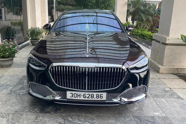 Thiết kế tổng thể của Mercedes-Maybach S680 2022 có nhiều điểm khác biệt so với S-Class thông thường. Phần cản trước của xe được trang bị lưới tản nhiệt dọc mạ chrome, nắp capo được đính một đường gân nẹp Chrome tạo điểm nhấn. Hơn nữa, lưới tản nhiệt phía dưới đã được thiết kế lại, các tấm lưới đan chéo cũng được mạ chrome tạo vẻ sang trọng.