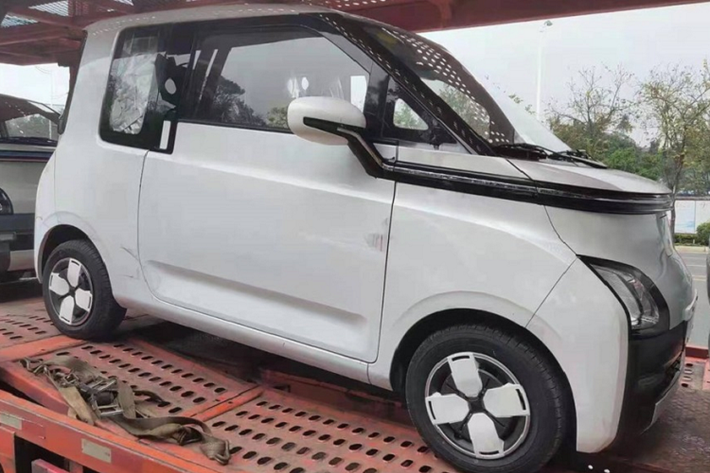Wuling Hongguang Mini EV có thể nói là một hiện tượng của làng ôtô thế giới trong gần 2 năm qua. Kể từ khi ra mắt vào hồi tháng 7/2020, mẫu xe ôtô điện siêu rẻ này đã thường xuyên nằm chễm chệ ở vị trí số 1 ở thị trường Trung Quốc nếu tính về mặt doanh số.