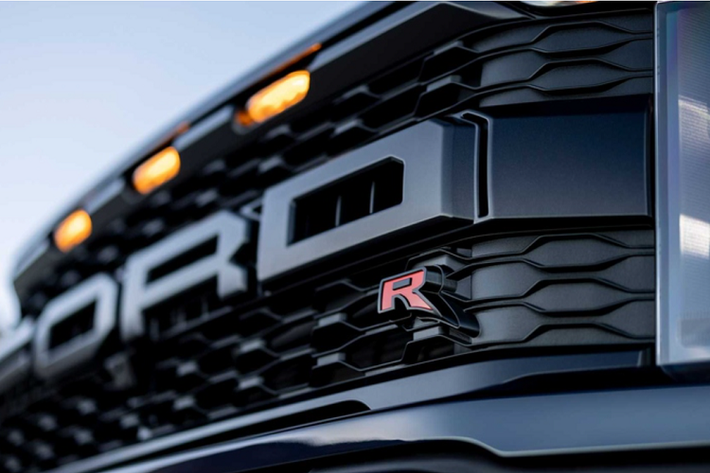 Với động cơ này, Ford F-150 Raptor R hoàn toàn mới chỉ nặng 2.699 kg, nhỉnh hơn 45 kg so với Raptor V6 và nhẹ hơn tới 181 kg so với TRX. Như vậy, Raptor R có tỷ lệ công suất trên trọng lượng vượt trội hơn hẳn TRX. F-150 Raptor R được đi kèm với hộp số tự động 10 cấp tiêu chuẩn.