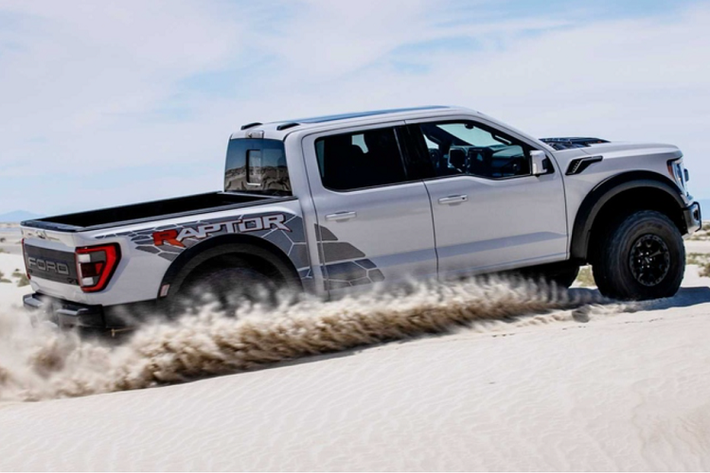 Về thiết kế, Ford F-150 Raptor R 2023 không có nhiều thay đổi về diện mạo hay nội thất so với Raptor, siêu bán tải mới được trang bị vòm chỉnh điện trên mui xe cao hơn một chút, huy hiệu R mới xuất hiện trên lưới tản nhiệt, móc kéo, các vòm bánh xe sơn đen, ghế Recaro được bọc da kết hợp Alcantara, sợi carbon trang trí cho cabin...