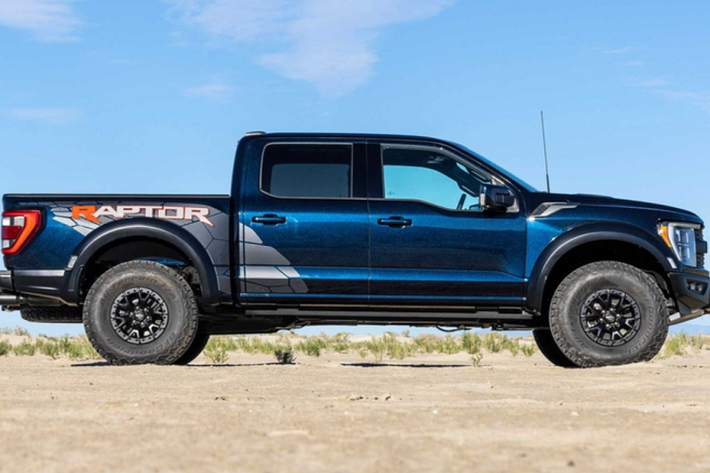 Sau những nâng cấp kể trên, giá xe Ford F-150 Raptor R 2023 bán từ 109.145 USD (khoảng 2,559 tỷ đồng), đắt hơn đáng kể so với Ram TRX tiêu chuẩn, nếu TRX được bổ sung tất cả các tùy chọn (trị giá 20.000 USD - tương đương 468,9 triệu đồng) thì nó cũng có thể sánh ngang với Raptor R mà vẫn rẻ hơn.