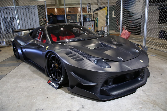 Đối với gói bodykit được làm hoàn toàn bằng carbon, khách hàng sẽ phải bỏ ra số tiền lên tới 187,000 USD (Xấp xỉ 4,5 tỷ đồng) và gói rẻ nhất với tất cả các chi tiết được làm từ vật liệu nhựa gia cố sợi được bán với giá 94,600 USD (Xấp xỉ 2,3 tỷ đồng).