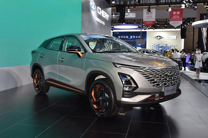 Chery Omoda 5 giá rẻ là mẫu xe hoàn toàn mới, đã lần đầu tiên trình làng ở thị trường Trung Quốc vào năm ngoái. Mãi đến hôm 12/7/2022 vừa qua, mẫu xe này mới chính thức được bày bán ở thị trường nội địa. Theo đó, tại thị trường Trung Quốc, giá xe Chery Omoda 5 dao động từ 929.000 - 126.900 Nhân dân tệ (khoảng 325 - 444 triệu đồng).