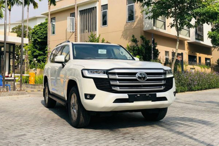 Hiện nay trên thị trường, tình trạng khuyết thiếu linh phụ kiện cần thiết để sản xuất ôtô khiến tình trạng nguồn cung không được đảm bảo, từ đó hiện tượng “bia kèm lạc” hoành hành khắp nơi không khỏi khiến người dùng nhức nhối. Trong số đó, Toyota Land Cruiser 2022 mới có thể xem là một cái tên tiêu biểu khi cháy hàng ngay từ lúc được ra mắt vào năm ngoái và chưa bao giờ hết bị bán chênh giá.