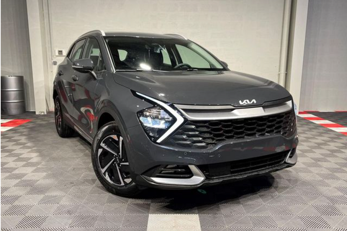 Cụ thể, Kia Sportage 2022 mới sẽ có 8 phiên bản, bao gồm 2.0G Luxury, 2.0G Premium, 2.0G Signature, 2.0G Signature X-Line, 1.6 Turbo Signature AWD, 1.6 Turbo Signature X-Line AWD, 2.0D Signature và 2.0D Signature X-Line. Giá bán chưa được công bố. Các phiên bản 2.0G sử dụng động cơ xăng 2.0L, cho công suất 154 mã lực và mô-men xoắn 192 Nm, hộp số tự động 6 cấp và hệ dẫn động cầu trước.