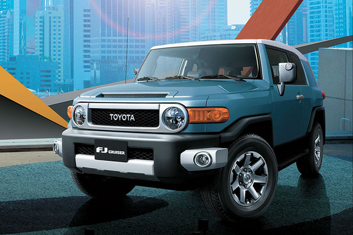 Với chiều dài cơ sở ngắn, chỉ 2.690 mm, Toyota FJ Cruiser có khả năng vượt địa hình tốt. Nguồn cung cấp sức mạnh cho Toyota FJ Cruiser là động cơ xăng V6, dung tích 4.0L, tạo ra công suất tối đa 270 mã lực và mô-men xoắn cực đại 380 Nm. Sức mạnh được truyền tới cả 4 bánh thông qua hộp số tự động 5 cấp với hộp truyền động hoặc hộp số sàn 6 cấp với khóa vi sai trung tâm theo phong cách Torsen.