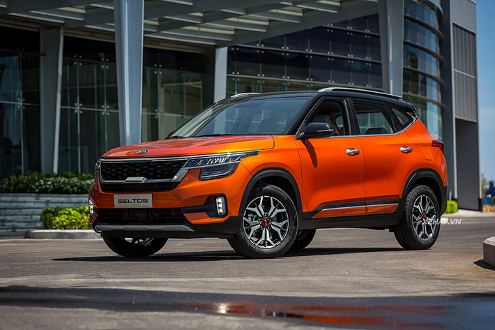 1. Kia Seltos (639 - 759 triệu đồng) Kể từ khi ra mắt thị trường Việt Nam, Kia Seltos đã trở thành dòng xe gầm cao cỡ nhỏ rất được ưa chuộng, mở ra những cuộc đua tranh quyết liệt về doanh số. Kia Seltos 2022 được THACO lắp ráp và phân phối trong nước với 4 phiên bản: 1.4L Turbo Deluxe, 1.4L Turbo Luxury, 1.4L Turbo Premium và 1.6L Premium.