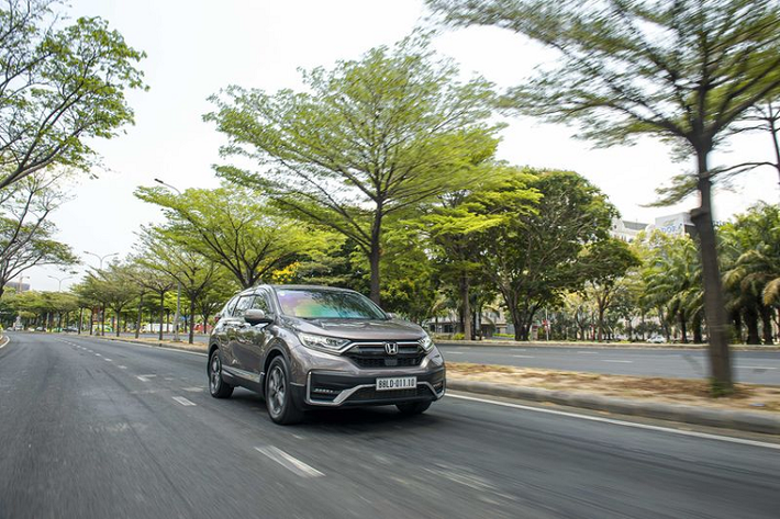 Honda CR-V sử dụng khối động cơ 1.5L Turbo cho công suất cực đại lên đến 188 mã lực tại 5.600 vòng/phút, mô men xoắn cực đại 240Nm tại 2.000 – 5.000 vòng/phút. Khối động cơ này kết hợp cùng hộp số vô cấp CVT ứng dụng công nghệ Earth Dream mang đến trải nghiệm vận hành mạnh mẽ, mượt mà.