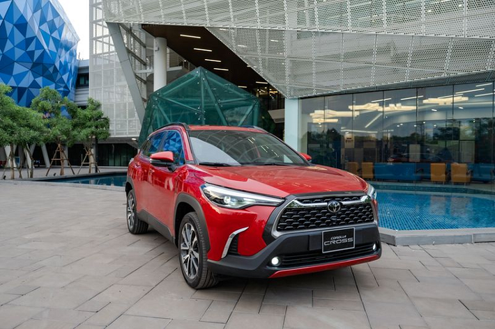 3. Toyota Corolla Cross (746 - 936 triệu đồng) Tuy mới chỉ ra mắt thị trường Việt Nam chưa đầy 2 năm nhưng mẫu CUV nhà Toyota đã chứng tỏ được vị thế của mình khi liên tục nằm trong danh sách mẫu xe gầm cao 5 chỗ bán chạy nhất hàng tháng, thậm chí là hàng năm. Theo đó, từ vị trí tân binh Toyota Corolla Cross nhanh chóng trở thành lựa chọn hàng đầu trên thị trường hiện nay.