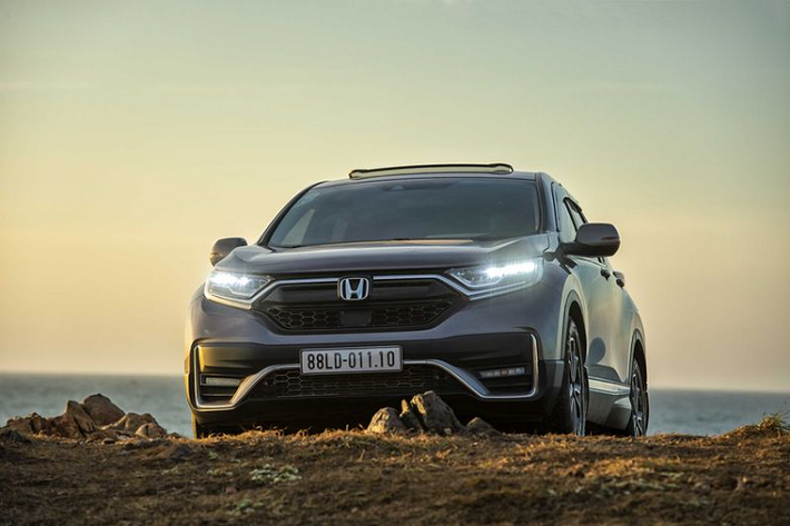 7. Honda CR-V (998 triệu – 1,138 tỷ đồng) Honda CR-V là mẫu xe gầm cao rất thành công của hãng xe Nhật tại thị trường Việt Nam. Đây là "gương mặt" rất quen thuộc trong bảng xếp hạng Top 10 xe bán chạy nhất thị trường. Mẫu SUV nhà Honda "chinh phục" người dùng bằng ngoại hình mạnh mẽ và có phần chững chạc hơn so với các đối thủ trong cùng phân khúc.