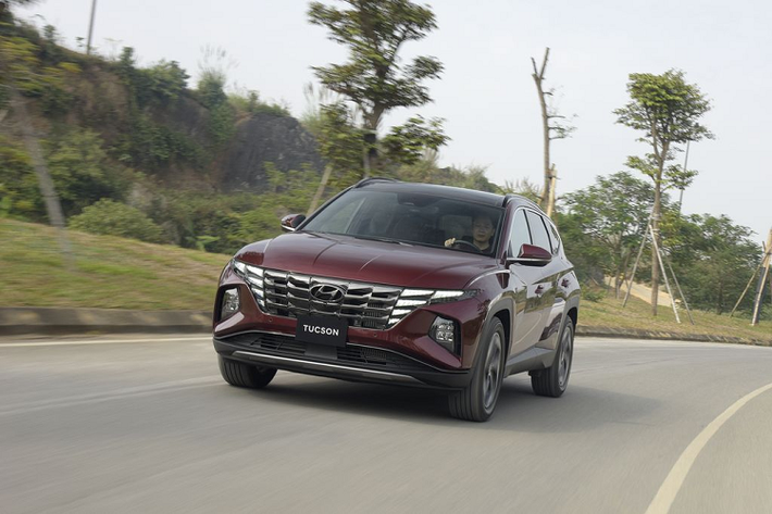 5. Hyundai Tucson (825 triệu – 1,030 tỷ đồng) Hyundai Tucson là một trong những dòng xe CUV có mức giá tầm trung được yêu thích tại Việt Nam. So với các đối thủ cùng phân khúc, Tucson có thế mạnh khi sở hữu giá bán hấp dẫn, thiết kế hiện đại, nội thất rộng rãi, trang bị tiện nghi dẫn đầu trong tầm giá, vận hành êm ái… .