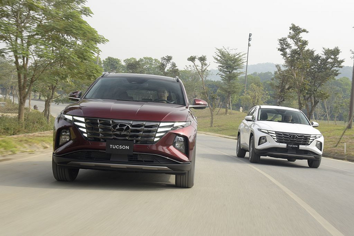 Hyundai Tucson sở hữu một không gian nội thất hay thậm chí cả khoang chứa đồ vô cùng rộng rãi. Xe sở hữu 3 tuỳ chọn động cơ và 2 hệ thống dẫn động: Động cơ xăng Smartstream G2.0 cho công suất tối đa 156 mã lực tại 6.200 vòng/phút, mô men xoắn tối đa 192Nm tại 4.500 vòng/phút, kết hợp hộp số tự động 6 cấp, dẫn động cầu trước.