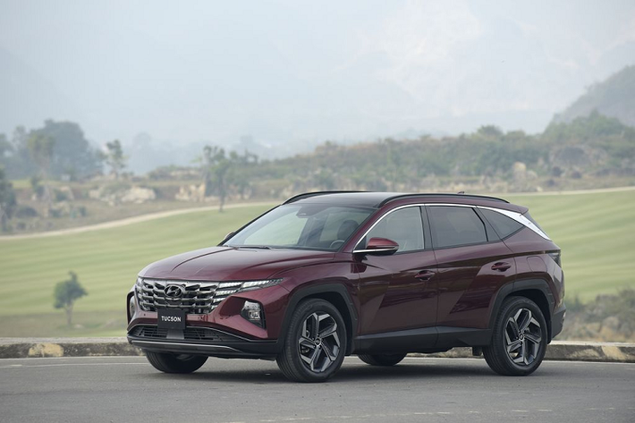 Bước sang thế hệ mới, Hyundai Tucson không chỉ đơn giản thay đổi mà là một cuộc “cách mạng” về tư duy thiết kế. Ngoại hình mới của mẫu xe này được xây dựng trên nền tảng ngôn ngữ thiết kế mới của Hyundai mang tên “Sensuous Sportiness – tinh thần thể thao gợi cảm”. Đặc biệt, chiều dài cơ sở xe ở mức 2.755mm - dài hơn nhiều mẫu xe 5+2 khác trên thị trường hiện nay, vốn chỉ sở hữu chiều dài cơ sở khoảng 2.600mm.