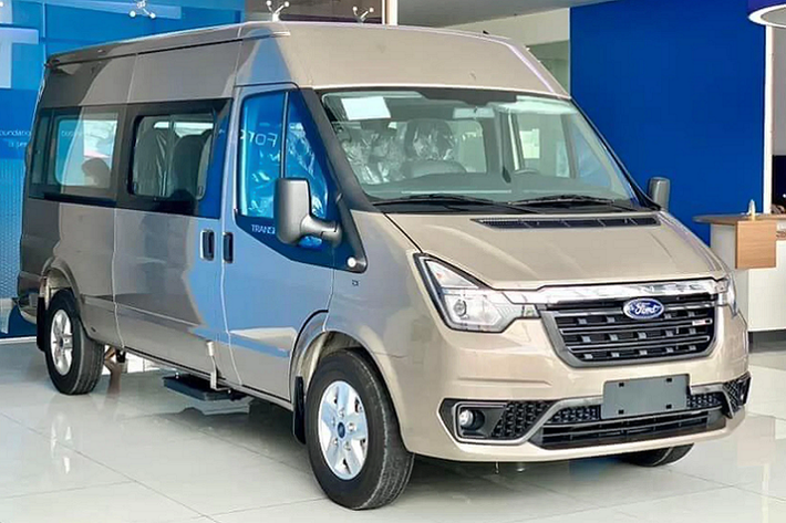 Ford Transit 2022 mới phiên bản facelift tại Việt Nam được nâng cấp thiết kế nâng cấp. Ngoại thất của Transit 2022 được hãng tinh chỉnh nhẹ nhàng về thiết kế.