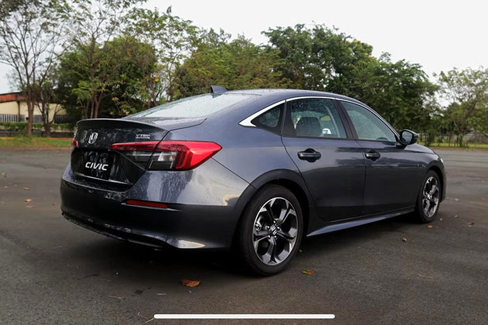 Cụ thể, Honda Civic thế hệ 11 tại Việt Nam vẫn có kiểu dáng mới tương tự xe tại Thái Lan với phong cách thiết kế tối giản. Phần đầu xe được trang bị cụm đèn pha LED sắc sảo đi kèm đèn ngày hình chữ L, được bố trí nằm liền khối với bộ lưới tản nhiệt mới.
