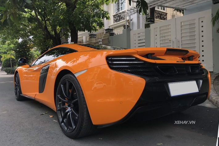 McLaren 650S sử dụng khung gầm bằng sợi carbon nguyên khối siêu bền và nhẹ. Đuôi xe nổi bật với cánh gió có thể điều chỉnh, bộ khuếch tán hầm hố và cặp ống xả kép hình thang đặt trên cao lạ mắt.