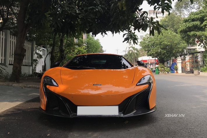McLaren 650S Coupe hàng hiếm này có ngoại thất màu cam Mclaren Orange nổi bật cùng mâm đa chấu sơn đen và cùm phanh màu cam.