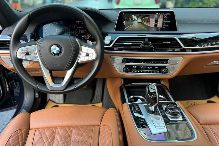Người mua lại chiếc xe sang BMW 740Li Pure Excellence 2020 từng thuộc sở hữu của Cường Đô la chia sẻ xe đời 2020, số đồng hồ công tơ mét xe đã đi được là hơn 29.000 km và vẫn còn bảo hành chính hãng. Mức giá bán không được tiết lộ.