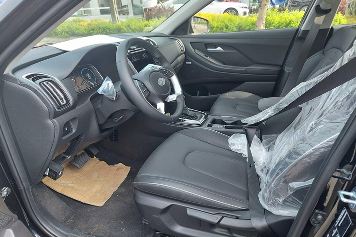 Ở bên trong, tổng thể nội thất không có gì khác biệt nhưng bản cao cấp của Hyundai Creta 2022 mới sẽ sở hữu màn hình kỹ thuật số 10,25 inch sau vô lăng thay vì màn LCD 3,5 inch như ở 2 bản thấp. Tiếp đến, trên vô lăng xuất hiện thêm nút bấm điều chỉnh giới hạn tốc độ nhưng có điểm lạ là ghế lái vẫn chỉnh cơ chứ không phải chỉnh điện 8 hướng như được công bố lúc mới ra mắt.