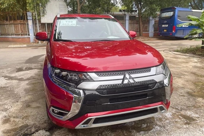 Mới đây, nhiều đại lý Mitsubishi tại Việt Nam đã bắt đầu nhận cọc mẫu xe Outlander 2022. Thực chất, đây chỉ là phiên bản nâng cấp nhẹ giữa vòng đời của Outlander chứ không phải thế hệ hoàn toàn mới. Theo đó, Mitsubishi Outlander 2022 mới sẽ chỉ được phân phối với hai phiên bản là 2.0 và 2.0 Premium, còn phiên bản 2.4 Premium đã bị hãng khai tử.