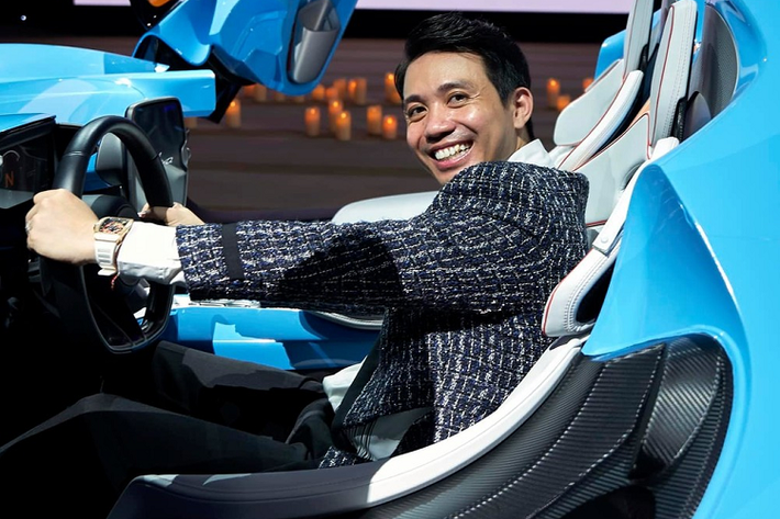 Khi siêu phẩm McLaren Elva không trang bị mui, điều này có thể gây khó dễ và ảnh hưởng khá nhiều khi di chuyển tại Việt Nam nhưng với người thích ngắm và chụp ảnh xe như Minh Nhựa, việc đó không quá bận tâm.