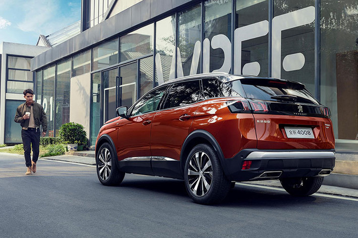 Thực tế, tên gọi Peugeot 4008 đã được hãng sử dụng cho một mẫu SUV hạng B dùng khung gầm mượn từ Mitsubishi trong giai đoạn 2012 – 2017. Dòng xe này sau đó bị thay thế bởi 2008 nhưng thông tin về việc 4008 hay ít nhất là tên gọi này trở lại đã liên tục xuất hiện từ 2018 tới nay.