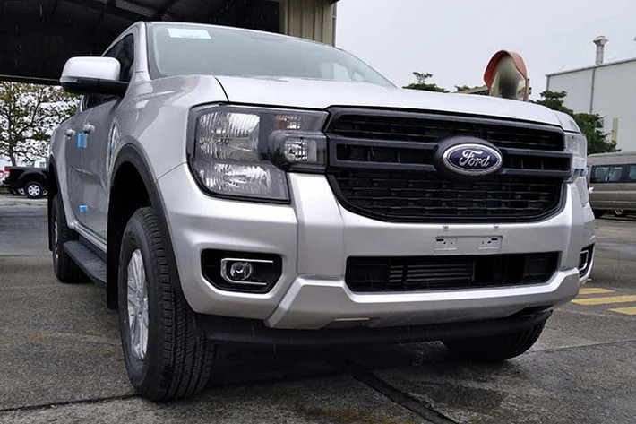 Với mức giá xe Ford Ranger 2023 từ 659 - 965 triệu đồng lần lượt cho 6 phiên bản và 8 tuỳ chọn màu sắc, Ford Ranger được dự đoán sẽ tiếp tục giữ vững vị trí "bá vương" nhiều năm liền trong phân khúc xe bán tải tại Việt Nam. Cùng với đàn anh Everest, Ranger đang tạo tiền đề rất tốt cho Ford Territory trở lại phân khúc SUV cỡ trung, thay thế cho hiện tượng offroad "vang bóng một thời" Escape từ cách đây khá lâu.