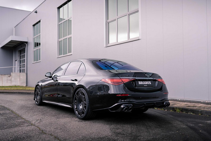Nếu như chiếc sedan hạng sang cỡ lớn Mercedes-Benz S500 4Matic thế hệ mới cần đến thời gian 4,9 để tăng tốc từ vị trí xuất phát lên 100 km/h thì phiên bản độ Brabus B50 chỉ mất 4,7 giây, tuy nhiên nhiều người cho rằng phải hạ thời gian xuống 4,1 giây mới khiến bản độ của Brabus trở nên thú vị.