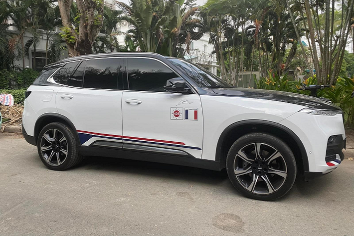 Mức giá này chưa bao gồm các khuyến mãi của đại lý. Chiếc xe VinFast LUX SA2.0 lúc về tay Minh Nhựa được dán lại bộ áo trắng-đen cùng các biểu tượng của công ty gia đình nhà Minh Nhựa.