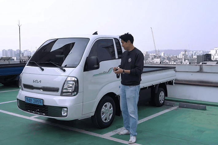 Xe bán tải chạy điện là một phân khúc đang phát triển nhanh chóng với các mẫu xe đáng chú ý như Rivian R1T, Ford F-150 Lightning, GMC Hummer EV, và nhiều hơn nữa. Tại thị trường nội địa Hàn Quốc, phân khúc này cũng đang trở nên sôi động hơn, và minh chứng là mẫu Kia Bongo 3 EV 2022 mới ra mắt.