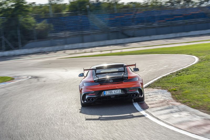 Điểm nhấn của Mercedes-AMG GT Black Series chính là khối động cơ V8 4.0L sử dụng trục khuỷu phẳng, cho công suất tối đa lên tới 720 mã lực và momen xoắn cực đại 800 Nm.