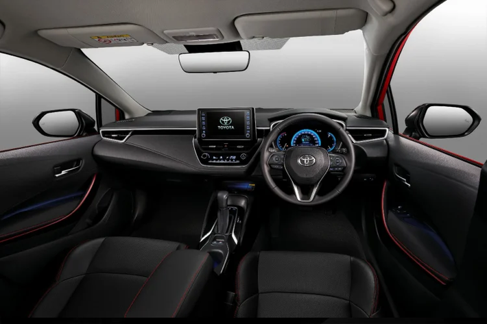 Về trang bị an toàn, Corolla Altis phiên bản GR Sport 2022 được trang bị gói Toyota Safety Sense bao gồm kiểm soát hành trình thích ứng sử dụng radar – DRCC (Dynamic Radar Cruise Control), Đèn pha thích ứng tự động AHB (Automatic High Beam), Cảnh báo trước va chạm PCS, Hệ thống cảnh báo lệch làn và hỗ trợ giữ làn đường ( LDA & LTA – Lane Departure Alert & Lane Tracing Assist).
