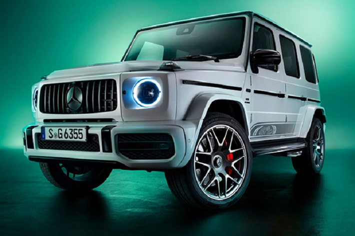 Ra mắt vào tháng 3/2022, Mercedes-AMG G63 Edition 55 mới là phiên bản đặc biệt kỷ niệm 55 năm ra đời của thương hiệu AMG. Phiên bản đặc biệt chỉ có 2 lựa chọn màu ngoại thất đen Obsidian Black và trắng G manufaktur Opaline White.