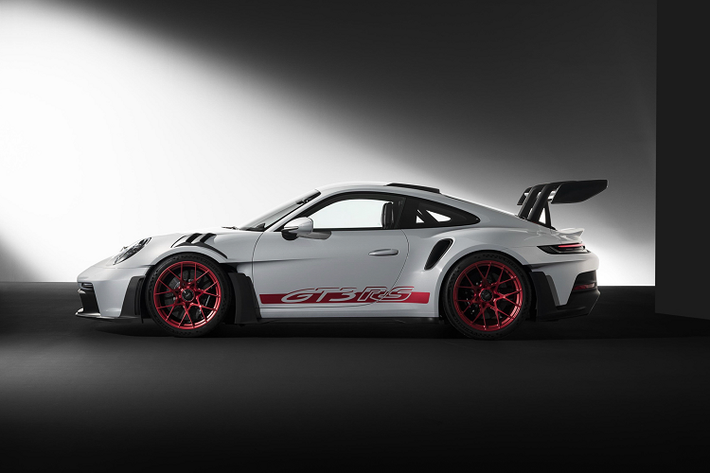 Tuy nhiên, phiên bản 911 GT3 RS không được trang bị hộp số sàn sáu cấp hoặc PDK bảy cấp mà chỉ được trang bị đi kèm với hộp số ly hợp kép và bộ phụ kiện aero kit mới. Mức công suất bổ sung sẽ giúp giảm bớt khoảng 0,2 giây so với thời gian tăng tốc từ 0 – 100 km/h của GT3 được trang bị PDK là 3,4 giây.