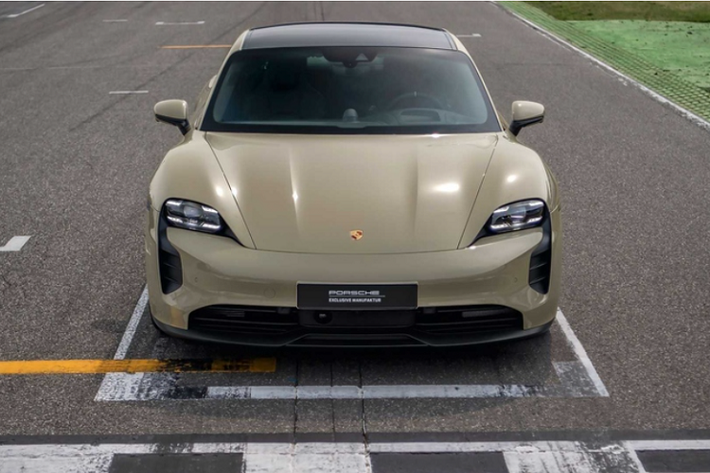 Là bản đặc biệt giới hạn, Porsche Taycan GTS Hockenheimring chạy điện sở hữu nhiều tính năng độc quyền như màu sơn Stone Grey (một tông màu be trộn vàng Gold), nhiều điểm nhấn màu đồng Bronzite cùng bộ mâm Mission E Design 21 inch được thiết kế và hoàn thiện độc đáo.