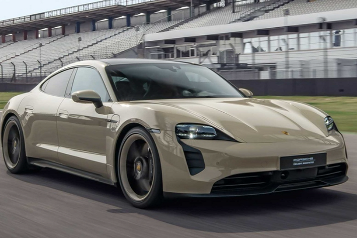 Phiên bản đặc biệt mới có tên đầy đủ là Porsche Taycan GTS Hockenheimring Edition 2022, xe được phát triển dựa trên bản GTS. Hockenheimring là một trong những trường đua quan trọng và lâu đời nhất nước Đức, Trung tâm Trải nghiệm Porsche này là nơi mà khách hàng và người hâm mộ có cơ hội được trải nghiệm một lần trong đời.