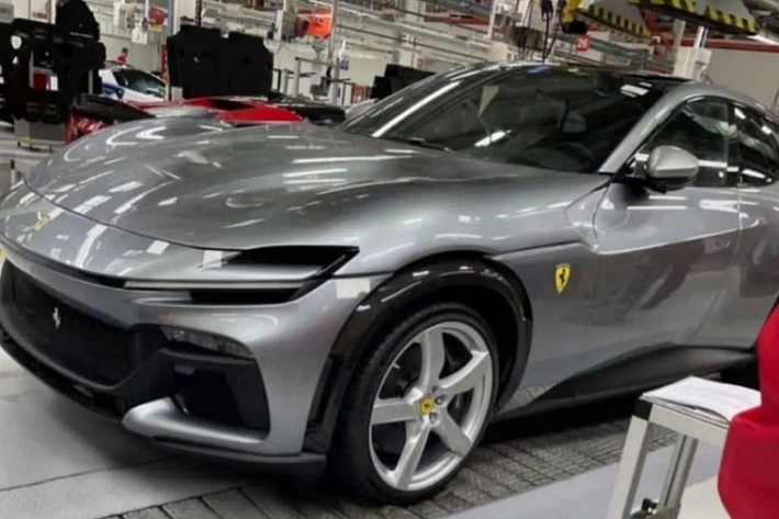 Hình ảnh góc phần tư đầu xe cho thấy Ferrari Purosangue 2023 mới có thiết kế đèn pha tách rời giống SF90 Stradale, kết nối hai bên bởi một đường gân dập nổi sắc nét. Không giống như các mẫu siêu xe Ferrari có động cơ đặt trước khác, lưới tản nhiệt trên Purosangue được đặt thấp hơn trên cản va theo kiểu Porsche Panamera. Cách thiết kế này khiến bộ lưới tản nhiệt trông giống như một hốc hút gió trung tâm hơn.